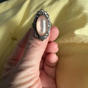 Elegant Silver and White Gemstone Ring Mother of pearl